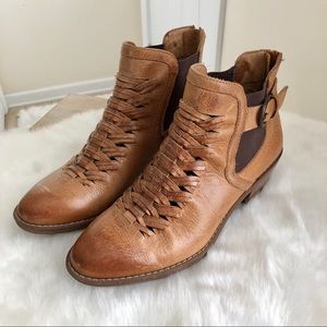 ✖️SOLD✖️Sofft Braided Leather Booties